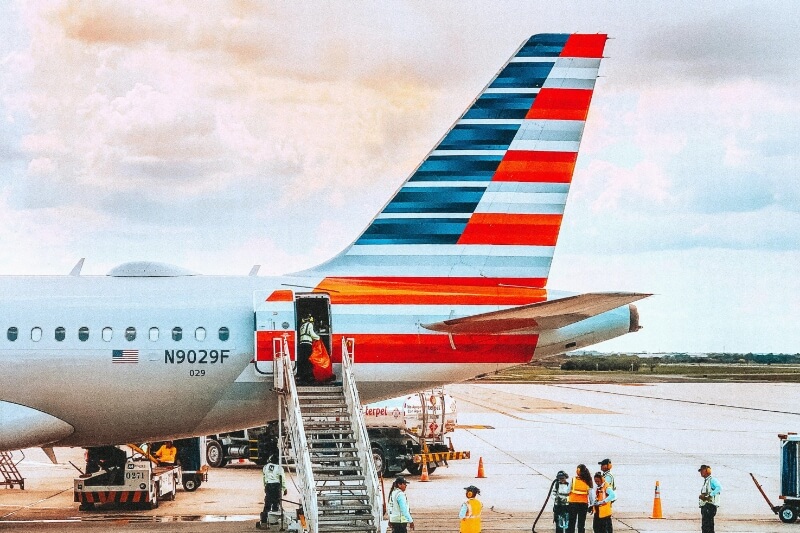 アメリカの国旗柄にペイントされている、飛行機の搭乗口付近