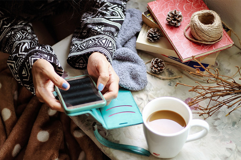 スマートフォンを操作する女性